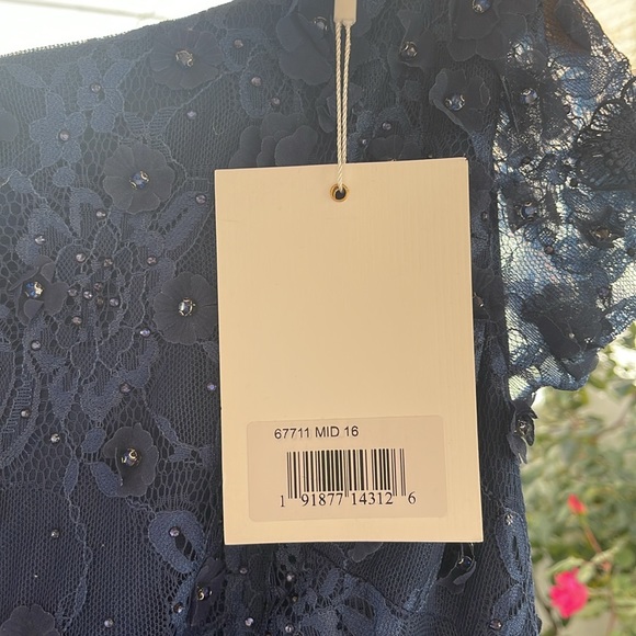 Mac Duggal - Floral Appliqué Boat Neck Short Sleeve Gown - Midnight Size 16 - Picture 8 of 17